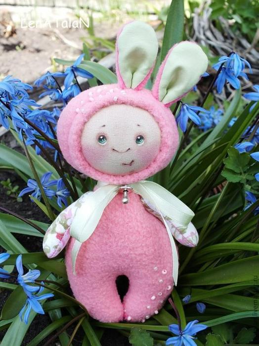 muñeco disfrazado de conejo