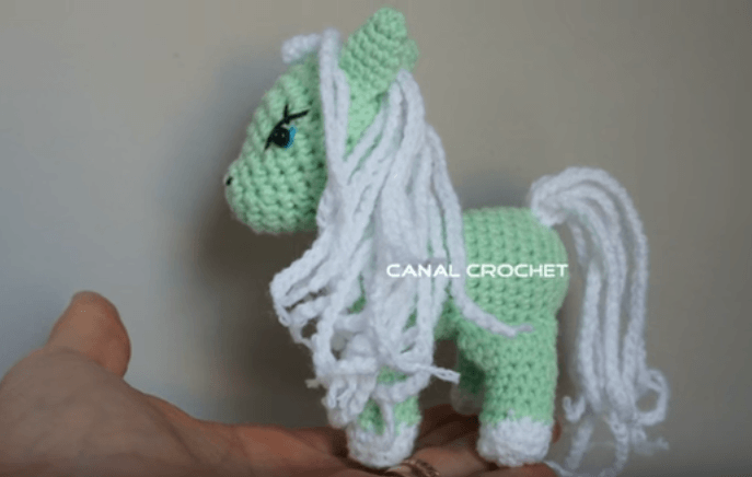 Pequeño pony amigurumi con tutorial