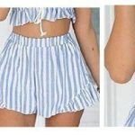 Short con elástico y volante lateral