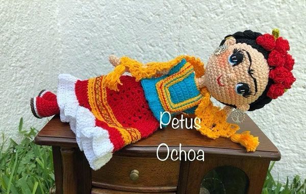 Muñeca Frida tejida en amigurumi