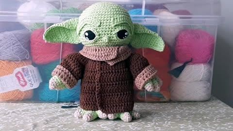 baby yoda amigurumi crochet 1