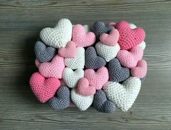 Cojín de corazones a crochet