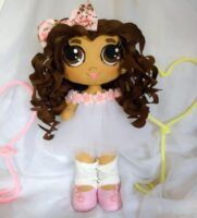 Muñeca de fieltro pelo largo y rizado
