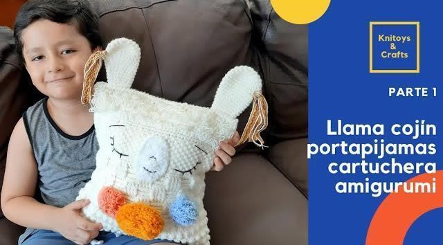 Cojín Llama porta pijamas a crochet