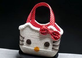 Cesta Hello Kitty con materiales reciclados