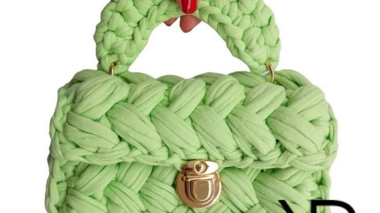 Bolso de mano tejido con trapillo Punto Puff - Patrones gratis