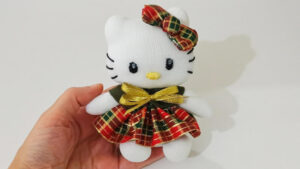 Muñeca Hello Kitty en miniatura con Calcetines