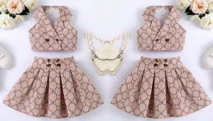 Blusa y falda plisada