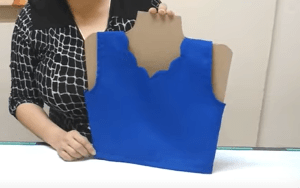 Maniquí de cartón para exhibir prendas