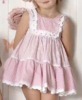 Vestido con dos volantes y cuello cuadrado