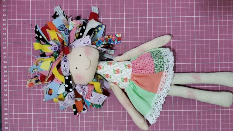 Muñeca de tela con molde