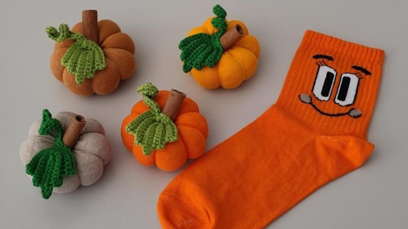 Calabaza para Halloween con un calcetín
