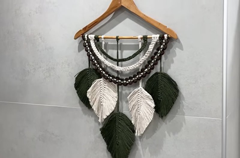 decoración con percha de madera y cuerda macrame