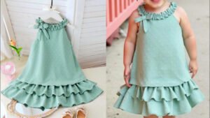 Vestido de niña en forma de A con volantes